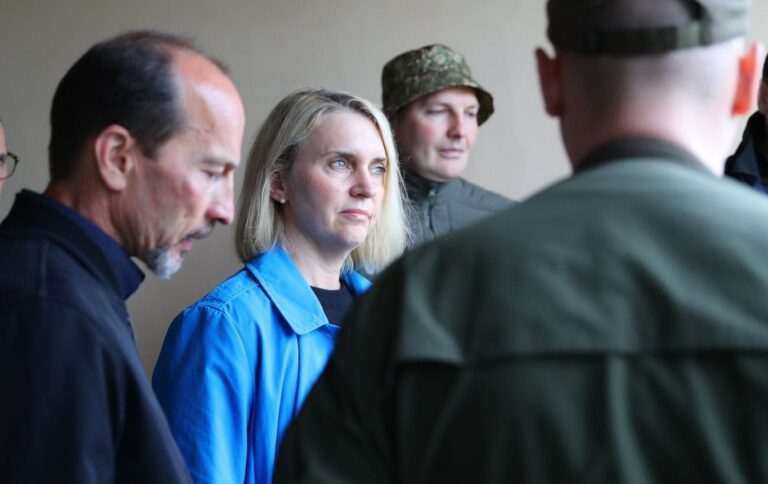 Новий посол США відвідала місце боїв у Гостомелі