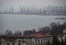 У порту Маріуполя зафіксували рух суден. Окупанти заявили, що хочуть вивезти метал