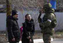 На окупованих територіях Луганської області “народна міліція” забирає у цивільних мобільні телефони