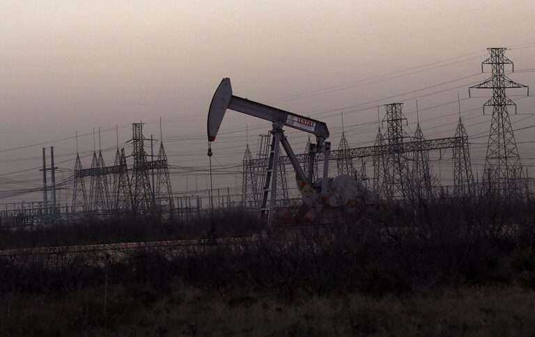 Нафта дешевшає, оскільки Угорщина блокує ембарго ЄС проти Росії