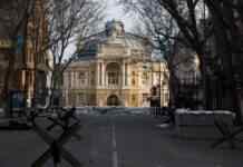 В Одесі знову пролунали вибухи. Піднялася хмара диму