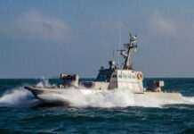 Ворог пригнав до Зміїного захоплений український катер, можливі провокації, – ОК “Південь”