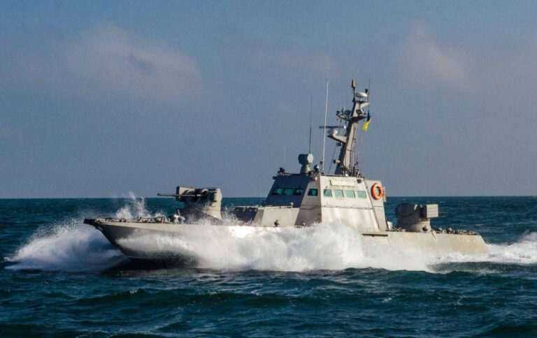 Ворог пригнав до Зміїного захоплений український катер, можливі провокації, – ОК “Південь”