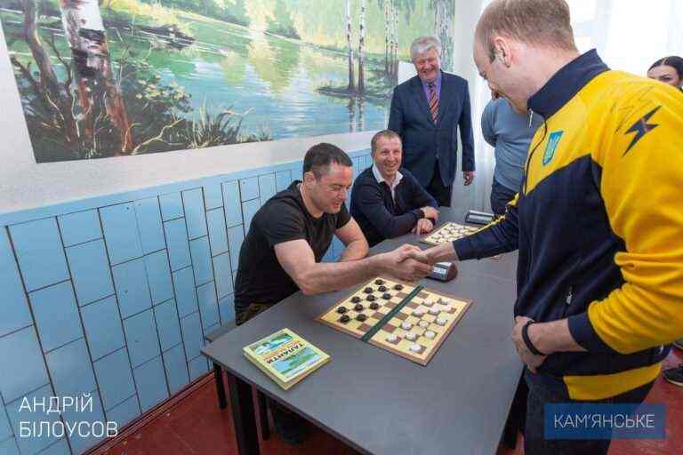 Чемпіон світу з міжнародних шашок Юрій Анікеєв зіграв у Кам’янському на 12 дошках