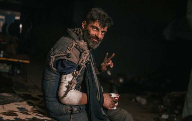 Почався порятунок військових з “Азовсталі”. З заводу вийшли понад 200 осіб, їх обміняють