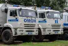 У центрі Москви чоловік коктейлем Молотова підпалив машину ОМОНу