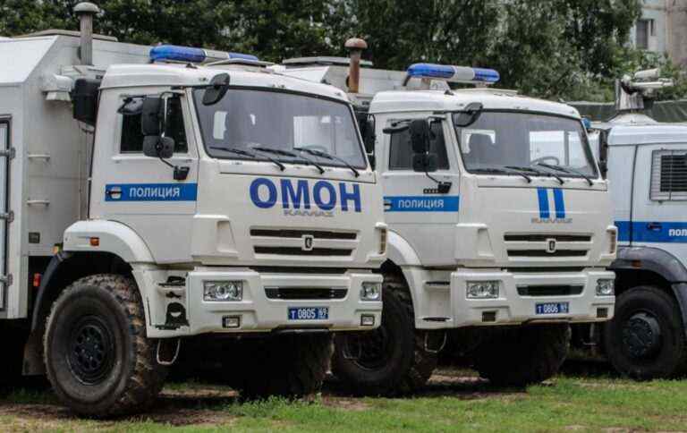 У центрі Москви чоловік коктейлем Молотова підпалив машину ОМОНу