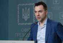 ЗСУ “стоять” в 18 кілометрах від Херсона і успішно б’ють противника артилерією, – Арестович