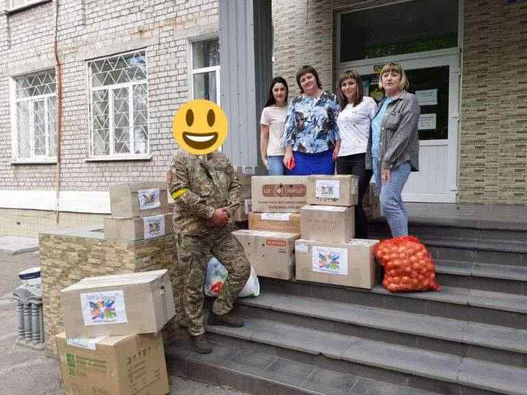 Освітяни-волонтери Кам’янського передали військовим гуманітарну допомогу