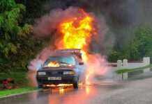 У Каховці горіло авто місцевої колаборантки