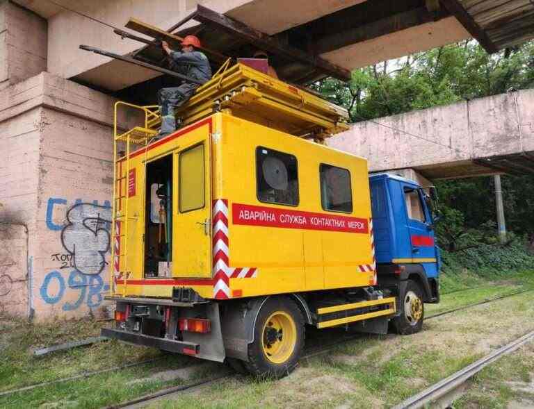 Комунальники Кам’янського провели ремонтні роботи залізничного моста