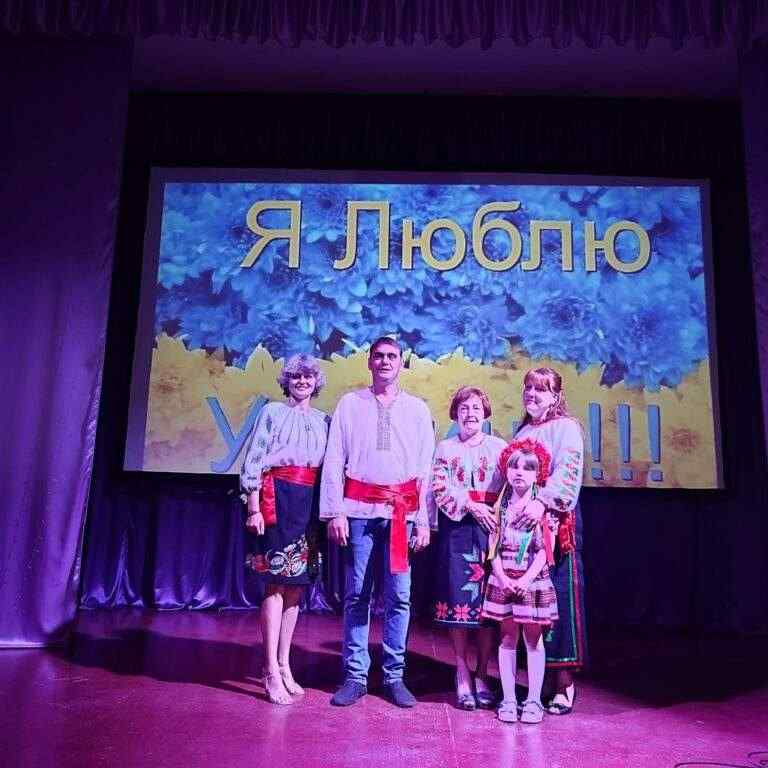 Екскурсія та концерт: у Карнаухівці провели захід для переселенців