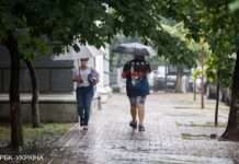 Грози, сильний вітер і град: погода по всій Україні сьогодні погіршиться