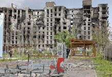 Використовують тактику “живого щита”. Окупанти будують нові оборонні споруди у Маріуполі