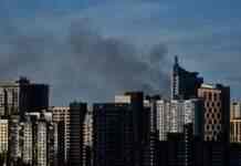 Ракета вдарила в дев’ятиповерхівку, є поранені: перші подробиці атаки по Києву