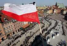 У Польщі зажадали пояснень від РФ через зняття державного прапора в Катині