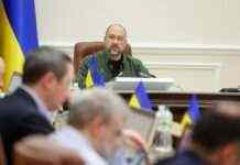 Українців, які виїхали за кордон, позбавлятимуть виплат: про що мова