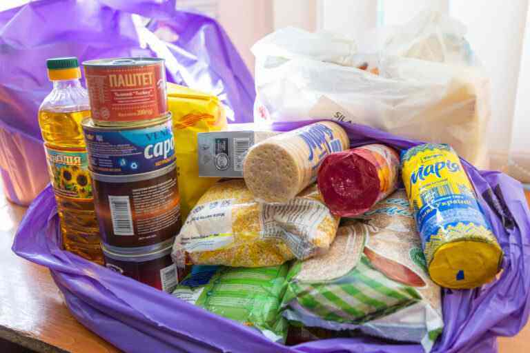 Купуватимуть проднабори для переселенців: управління молоді та спорту Кам’янської міськради здобуло грант