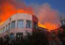 Росіяни випустили по училищу в Харкові три ракети: спалахнула велика пожежа (фото)