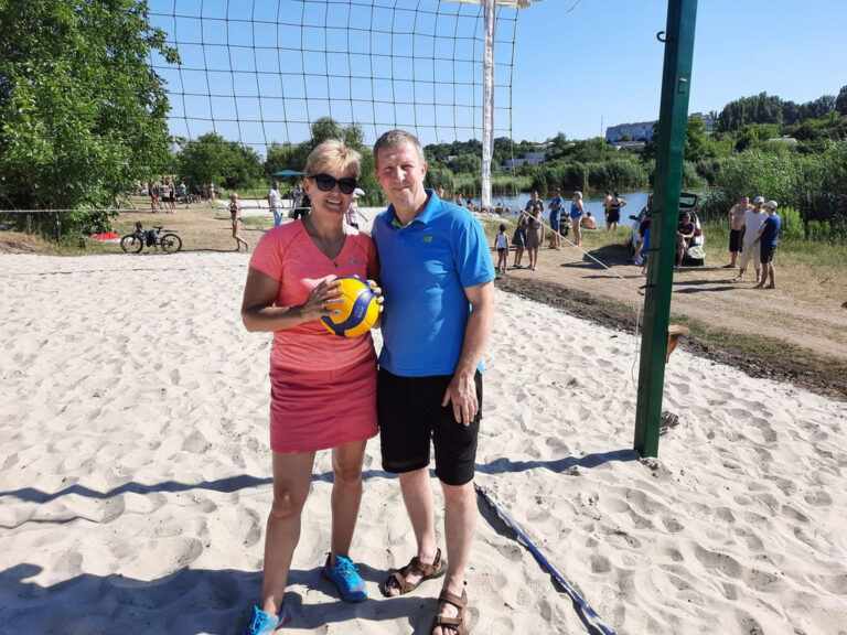 У Кам’янському з’явився новий майданчик для гри у волейбол