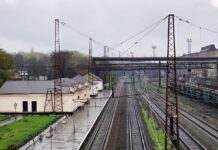 У Криворізькому районі російська ракета розбила залізничну колію: рух поїздів зупинено