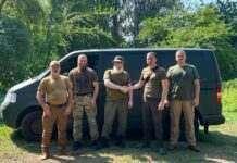 «Штаб національного захисту Камʼянського» передав автомобіль та смаколики від містян командиру добровольчого батальйону ім.Шейха Мансура