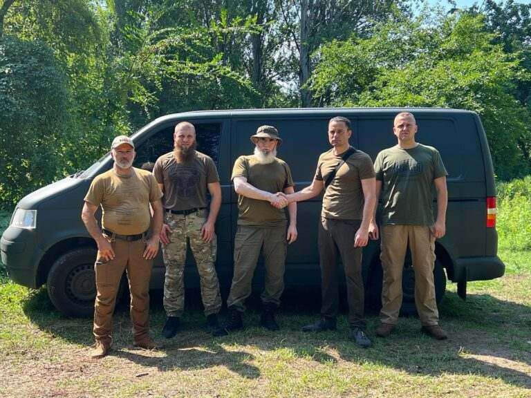 «Штаб національного захисту Камʼянського» передав автомобіль та смаколики від містян командиру добровольчого батальйону ім.Шейха Мансура