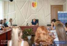 Міський голова Андрій Білоусов провів зустріч із молоддю Камʼянського