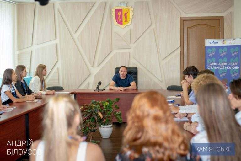 Міський голова Андрій Білоусов провів зустріч із молоддю Камʼянського