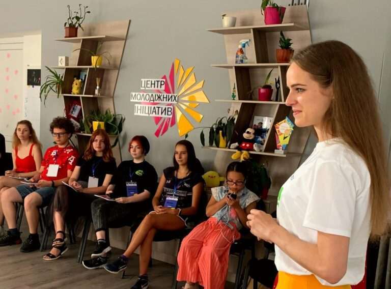 Проєкти для молоді та дітей-переселенців реалізують у Центрі молодіжних ініціатив Камʼянського