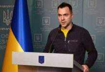 Росіяни планують незабаром наступати на двох напрямках, але не на Донбасі, – Арестович