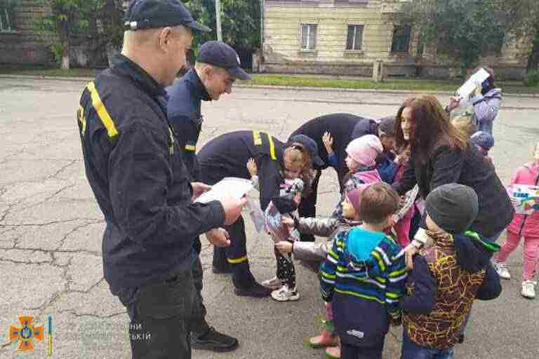 У Кам’янському вихованці “Веснянки” привітали рятувальників із святом