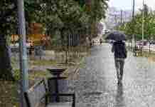 Гірка-корабль і нові гойдалки: у центральному сквері Кам’янського комунальники обладнали маленьке канатне містечко