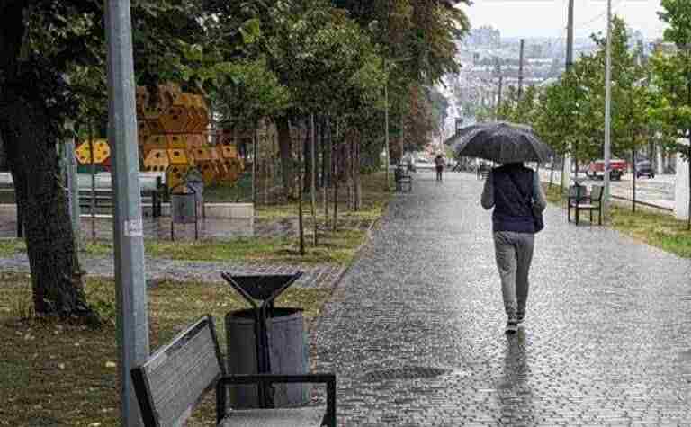 Гірка-корабль і нові гойдалки: у центральному сквері Кам’янського комунальники обладнали маленьке канатне містечко