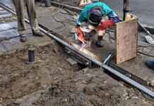 У Кам’янському планово відновлюють трамвайні колії