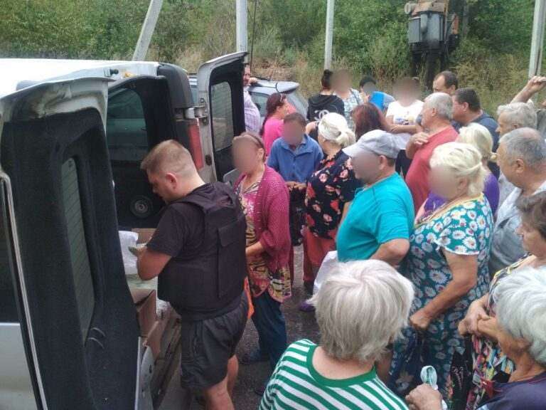 Доставлено 300 кг провізії: Фонд розвитку Кам’янського передав на Донеччину продукти