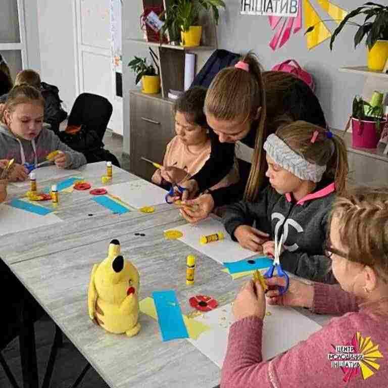 Центр молодіжних ініціатив Камʼянського провів заняття зі скульптуротерапії