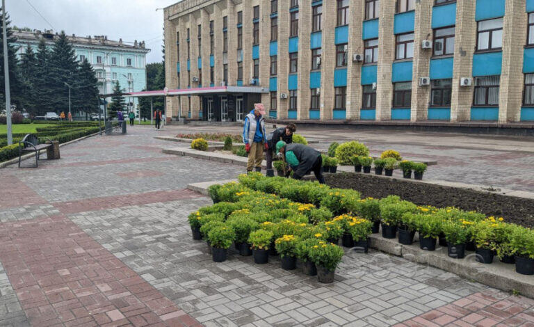Кам’янське прикрашають осінніми квітами до Дня міста