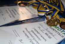 До Дня фізичної культури та спорту у Камʼянському провели шашковий турнір