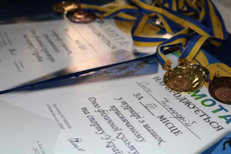 До Дня фізичної культури та спорту у Камʼянському провели шашковий турнір