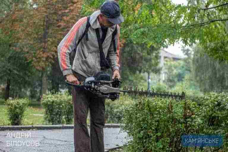 У Кам’янському комунальники та підрядники не припиняють роботи з благоустрою