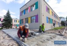 В Камʼянському продовжують ремонтувати заклади освіти та медицини