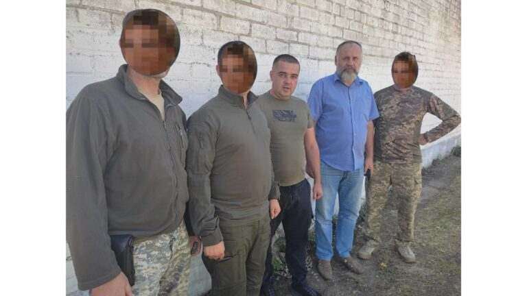 Представники влади Камʼянського передали бійцям 93 бригади ЗСУ продукти, засоби гігієни та теплі речі