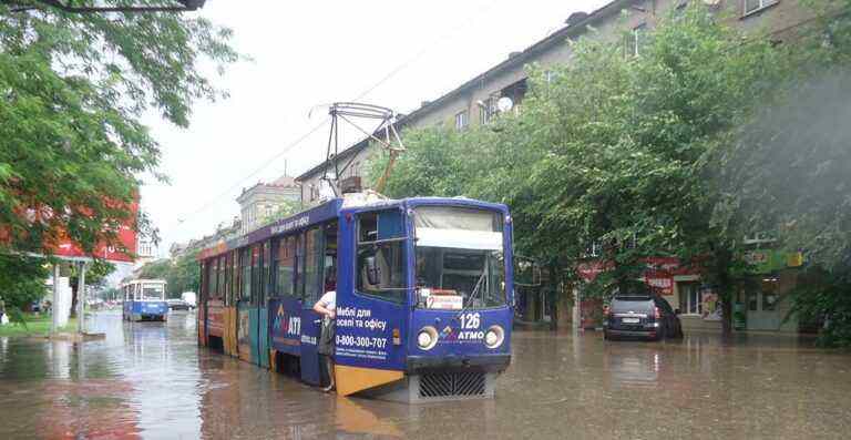 Ввечері 17 вересня через негоду тимчасово змінили рух деякі автобуси та зупинились трамваї