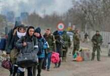 ФСБ забороняє українцям з російськими паспортами покидати Росію