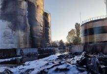 У Миколаєві дрони окупантів пошкодили цистерни з олією: вона тече вулицями