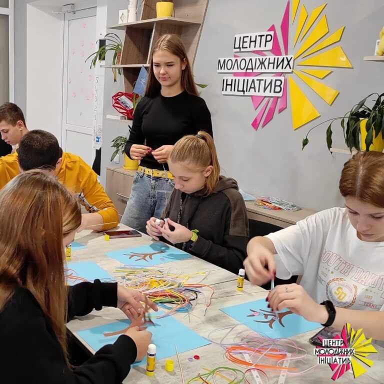 Центр молодіжних ініціатив Камʼянського провів заняття в межах проекту “Феєрія мистецтва”