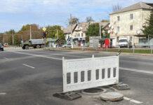 На дорогах Кам’янського встановлюють нові люки