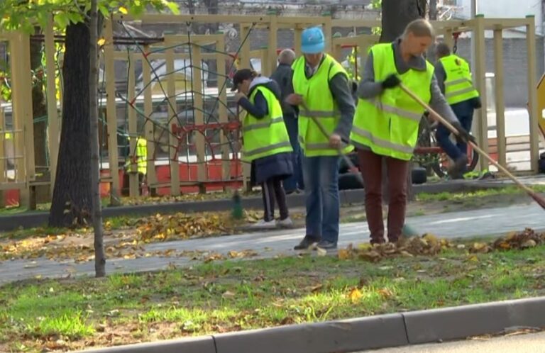 Комунальники проводять осінні роботи в Кам’янському