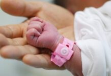 Стрімкі пологи та обвиття пуповиною: на Дніпропетровщині фельдшер допомогла народитися дівчинці